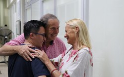 Vợ chồng người Anh từng điều trị Covid-19 tại Việt Nam quay lại cảm ơn bác sĩ