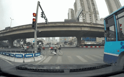 Clip NÓNG 24h: Xe bus ngang nhiên vượt đèn đỏ giữa ngã tư Hà Nội giờ tan tầm