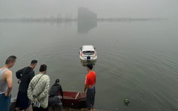 Xe ô tô mất lái lao xuống hồ Tây, Hà Nội