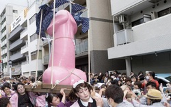 Khách tham quan hào hứng đổ xô dự lễ rước "của quý" lớn nhất ở Nhật