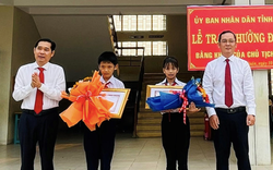 Chủ tịch UBND tỉnh Đồng Nai tặng bằng khen cho 2 học sinh không tham của rơi