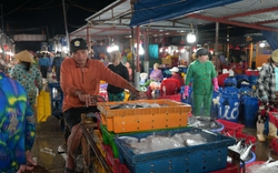Chợ ở Nha Trang 0h dậy họp, kẻ ra người vào, người mua kẻ bán tấp nập, toàn cá tôm ngon