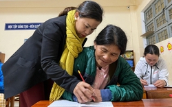 Lớp học xóa mù chữ cho phụ nữ Xơ Đăng ở Kon Tum