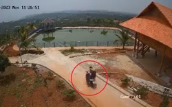 Camera ghi lại cảnh hai ông cháu đi xe máy bất ngờ lao xuống hồ nước tử vong