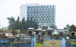 Nhiều khách sạn 'view nghĩa trang' ở bãi biển Thiên Cầm