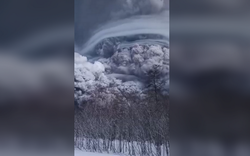 Clip: Núi lửa phun trào ở Nga - cảnh tượng trông như "ngày tận thế"