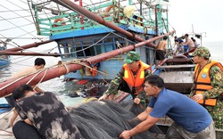 Quảng Bình: Tàu cá chìm trên biển, 6 ngư dân được cứu sống