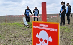 Chiến sự Nga-Ukraine: Nông dân Ukraine đang liều mạng tìm kiếm thứ cực nguy hiểm quân Nga bỏ lại trên cánh đồng