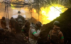 Chùm ảnh hiếm pháo binh Ukraine dội 'bão lửa' đốt cháy các cứ điểm của Nga gần Bakhmut