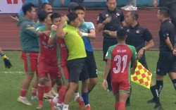 Clip: Cầu thủ nổi loạn, HLV CLB Bình Phước thẳng tay "đấm" trọng tài