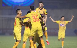 Hạ CLB TP.HCM 5-3, Đông Á Thanh Hoá vươn lên dẫn đầu V.League