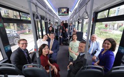 Bộ trưởng Thương mại Australia khám phá Hà Nội bằng xe bus điện