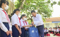 Tặng trên 1.200 suất quà cho các học sinh trên địa bàn Khánh Hòa
