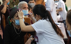Khám bệnh và cấp thuốc theo đơn miễn phí cho gần 200 người cao tuổi trong diện nghèo và người khuyết tật ở Tuyên Quang