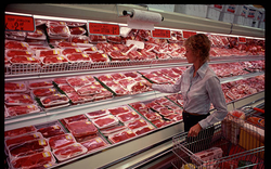 Tây Ban Nha: Chuyên gia cảnh báo tìm thấy siêu vi khuẩn ẩn náu trong 40 mẫu thịt tại siêu thị