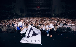 6000 khán giả Hà Nội hào hứng trong live concert “Trên những đám mây”của Chillies
