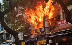 Cháy nhà dân ở Hàng Mã, Hà Nội, lửa bốc lên ngùn ngụt