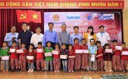 Trao tặng 600 bóng đèn và 50 suất học bổng cho học sinh nghèo vượt khó