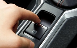 Cách sử dụng phanh tay điện tử ô tô mà các tài xế cần lưu ý