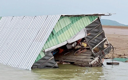 Nhiều bè cá tại hồ Trị An ở Đồng Nai bị chìm sau mưa lớn kèm lốc xoáy