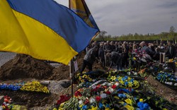 Những ngày dài đào mộ kể chuyện tử sĩ Ukraine