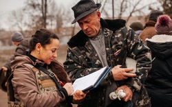 Những 'bóng hồng' Ukraine vượt làn đạn đưa cứu trợ tới các làng tiền tuyến nguy hiểm nhất ở Ukraine