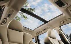 Có nên mua xe ô tô có cửa sổ trời toàn cảnh hay không?