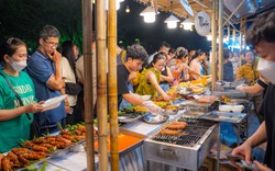 Du khách chen chân thưởng thức tinh hoa ẩm thực tại Festival Nghề truyền thống Huế 2023 