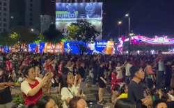 Hàng ngàn người chen chân xem màn bắn pháo hoa tại Công viên bến Bạch Đằng