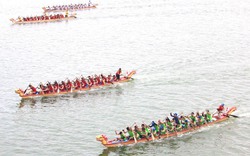 Quảng Bình: Cầm bánh mỳ, đeo ống nhòm "đội mưa" xem đua thuyền trên sông Nhật Lệ 