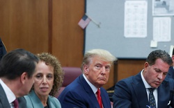Bức ảnh đáng giá nghìn lời trong phòng xử án ông Trump