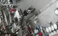 Clip NÓNG 24h: Khoảnh khắc ô tô vi phạm đâm gãy chân công an phường Thanh Xuân, Hà Nội