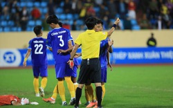 Chùm ảnh: Trọng tài thổi penalty tranh cãi, Nam Định thoát thua phút 90+3