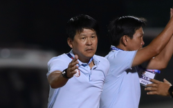 CLIP: HLV Vũ Tiến Thành "cạnh khóe" trọng tài và Hà Nội FC