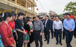 Thủ tướng Chính phủ Phạm Minh Chính thăm hỏi, tặng quà học sinh, cán bộ y tế, người bệnh ở Điện Biên