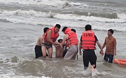 TT-Huế: Kịp thời cứu nhiều du khách bị sóng dữ cuốn trôi khi tắm biển