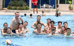 Dàn sao U22 Việt Nam khoe body 6 múi tại bể bơi