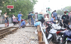 Vi phạm hành lang an toàn giao thông đường sắt trước cổng Bệnh viện Bạch Mai