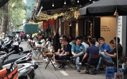 Hàng loạt quán cà phê lấn chiếm vỉa hè của người đi bộ ở quận Hoàn Kiếm (Hà Nội)