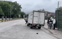 Clip NÓNG 24h: Thanh niên đánh đu trên cửa kính xe tải hơn 200m để chặn đánh tài xế tại Nghệ An