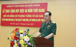 Thượng tướng Vũ Hải Sản-Thứ trưởng Bộ Quốc phòng nhận Huy hiệu cao quý của Đảng