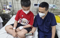 Bệnh nhân và người nhà cổ vũ cuồng nhiệt U22 Việt Nam thi đấu với U22 Indonesia trong bệnh viện