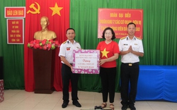 Đoàn công tác TƯ Hội NDVN thăm, tặng quà chiến sĩ Trường Sa, Nhà giàn DK1 (Bài 2): Ánh mắt Len Đao