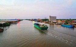 Dòng sông nổi tiếng ở Cà Mau dài chỉ 58km đổ ra vịnh Thái Lan, tàu thuyền tấp nập, ai cũng muốn đến xem
