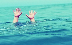 TT- Huế: Hai học sinh bị sóng cuốn khi tắm biển, 1 em tử vong