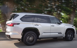 Hé lộ phiên bản điện khí hóa của Toyota Fortuner