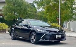 Toyota Camry 2022 xuống giá khó tin khi rao bán 3 tháng không "trôi"