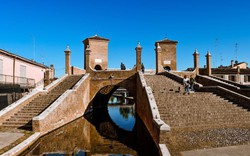 Cầu "ngũ lộ" kỳ lạ tại Italia