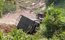 Xe tải lao xuống vực ở Sa Pa, tài xế bị thương khi nhảy thoát khỏi xe