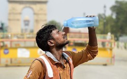 Clip: Người dân Ấn Độ chật vật mưu sinh trong nắng nóng